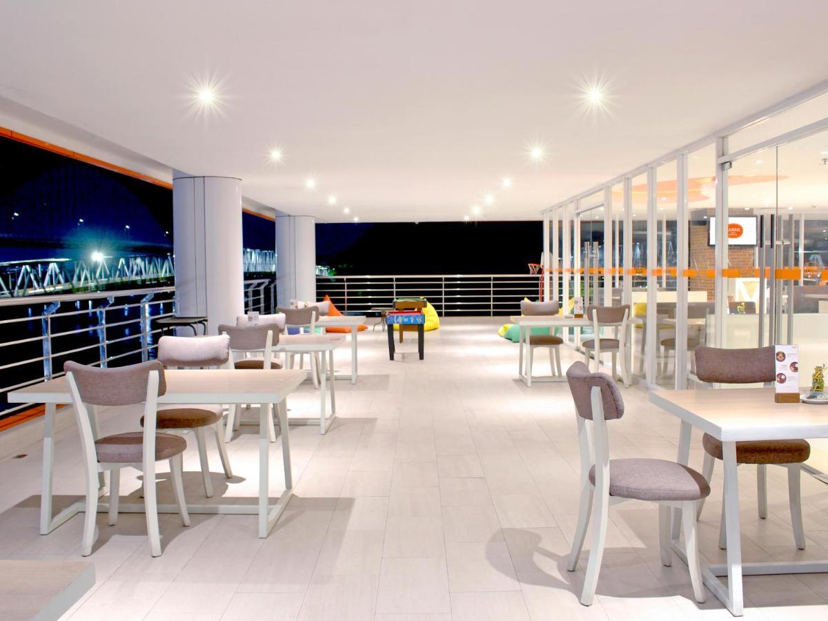 Harris Hotel Samarinda Exterior photo