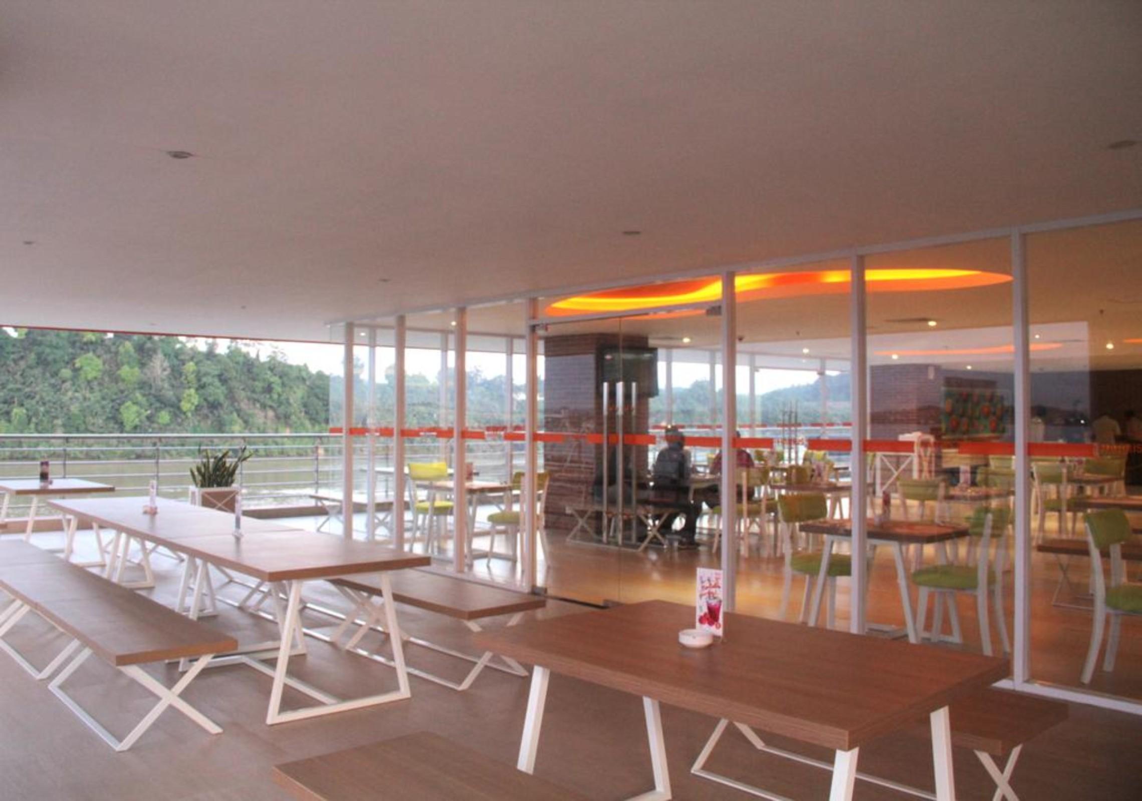 Harris Hotel Samarinda Exterior photo
