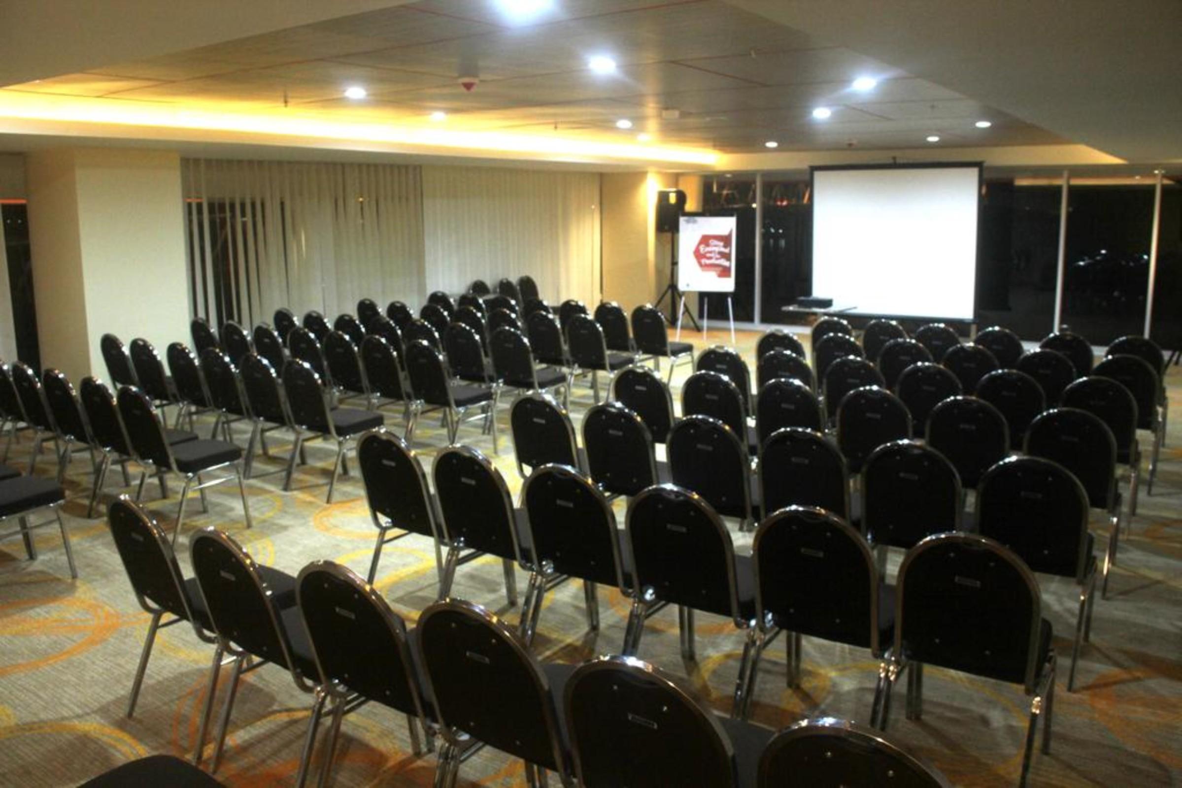 Harris Hotel Samarinda Exterior photo