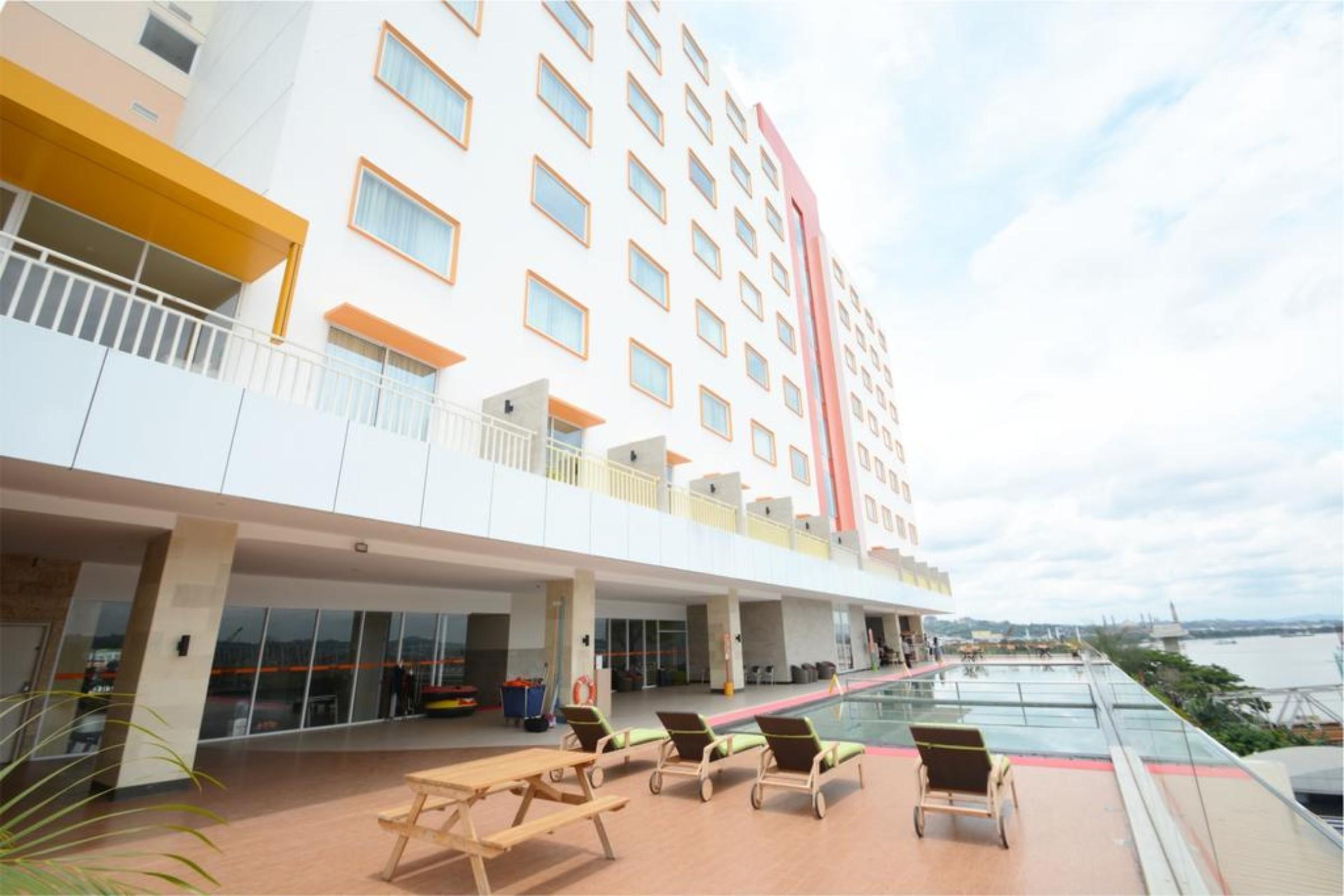 Harris Hotel Samarinda Exterior photo